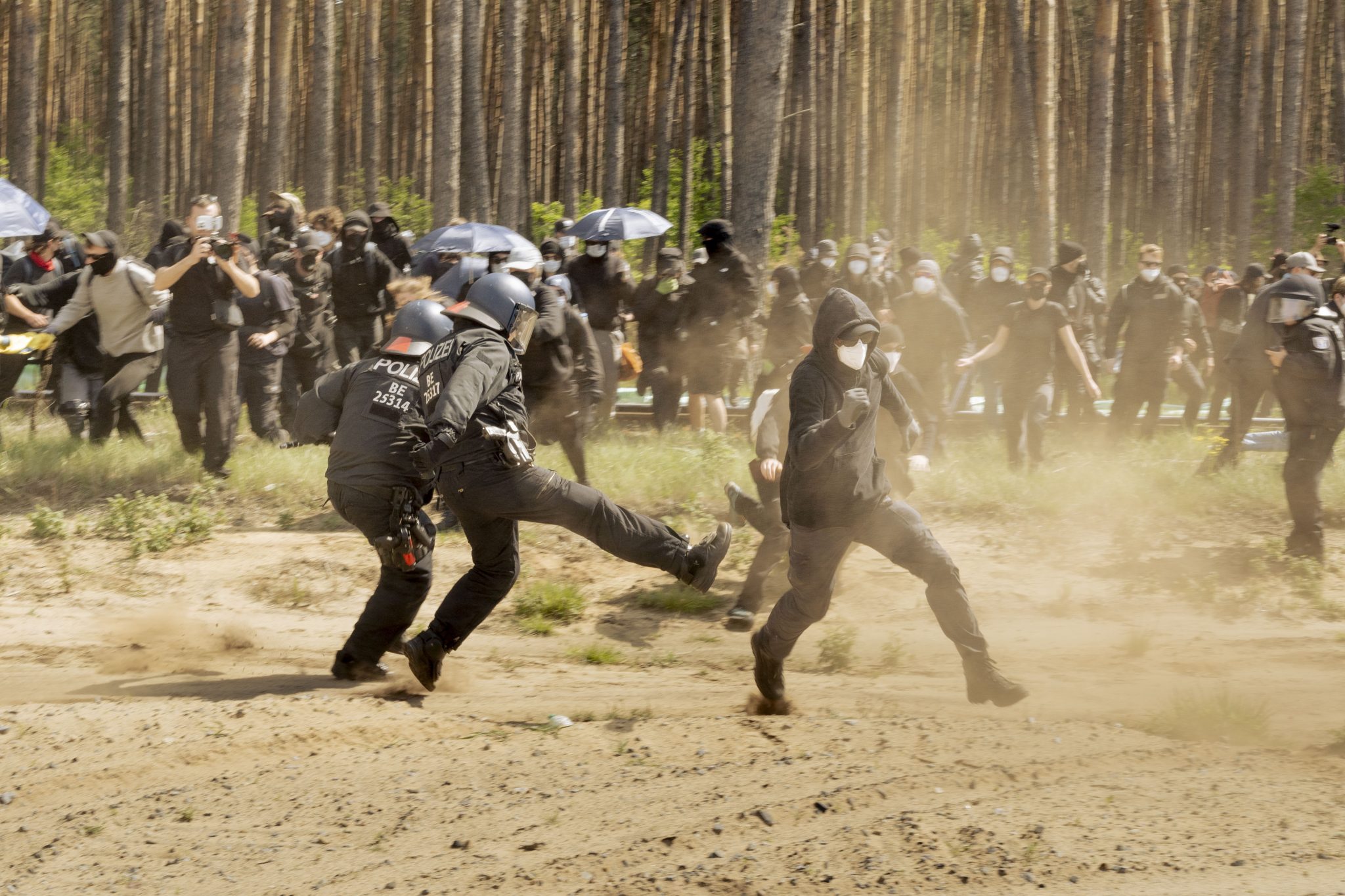 Am 10.05.2024 versuchten ca. 800 Aktivist*innen auf das Gelände der Gigafactory von Tesla zu gelangen. Auf ihrer Website schreiben sie hierzu: " Hier [Grünheide] markieren Aktivist*innen den Tesla Konzern als Verantwortlichen für Grundwasserverseuchung, Ressourcenraub und die Gefährdung von Menschen 

On May 10, 2024, around 800 activists tried to enter the Tesla Gigafactory site. On their website they write: " Here [Gruenheide] activists mark the Tesla company as responsible for groundwater contamination, resource theft and the endangerment of people