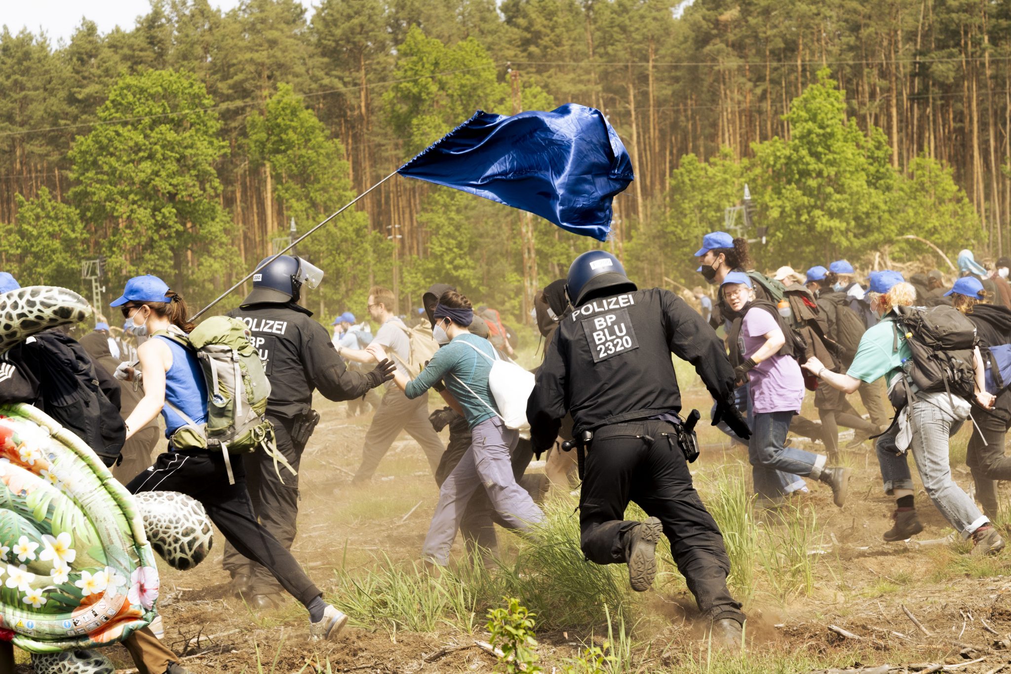 Am 10.05.2024 versuchten ca. 800 Aktivist*innen auf das Gelände der Gigafactory von Tesla zu gelangen. Auf ihrer Website schreiben sie hierzu: " Hier [Grünheide] markieren Aktivist*innen den Tesla Konzern als Verantwortlichen für Grundwasserverseuchung, Ressourcenraub und die Gefährdung von Menschen 

On May 10, 2024, around 800 activists tried to enter the Tesla Gigafactory site. On their website they write: " Here [Gruenheide] activists mark the Tesla company as responsible for groundwater contamination, resource theft and the endangerment of people