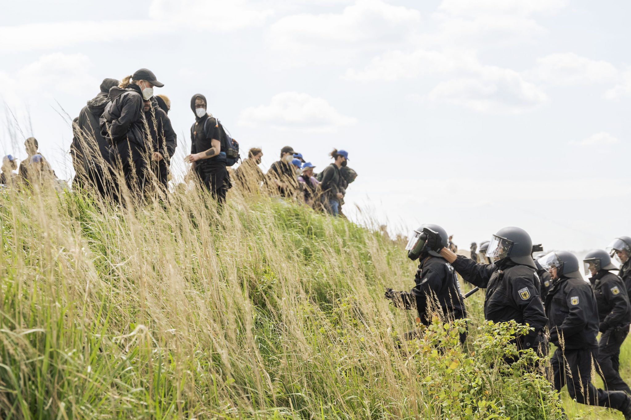 Am 10.05.2024 versuchten ca. 800 Aktivist*innen auf das Gelände der Gigafactory von Tesla zu gelangen. Auf ihrer Website schreiben sie hierzu: " Hier [Grünheide] markieren Aktivist*innen den Tesla Konzern als Verantwortlichen für Grundwasserverseuchung, Ressourcenraub und die Gefährdung von Menschen 

On May 10, 2024, around 800 activists tried to enter the Tesla Gigafactory site. On their website they write: " Here [Gruenheide] activists mark the Tesla company as responsible for groundwater contamination, resource theft and the endangerment of people