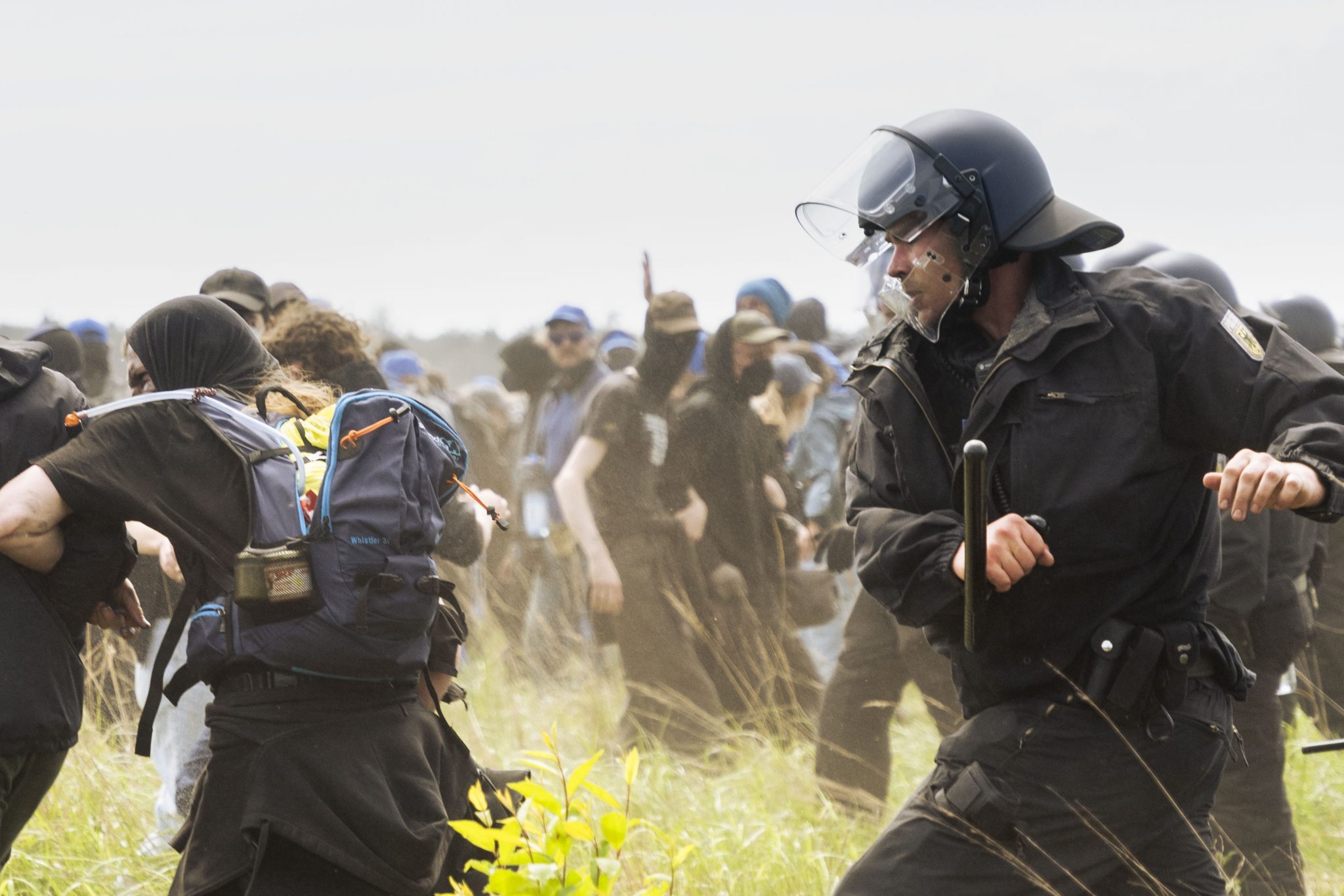 Am 10.05.2024 versuchten ca. 800 Aktivist*innen auf das Gelände der Gigafactory von Tesla zu gelangen. Auf ihrer Website schreiben sie hierzu: " Hier [Grünheide] markieren Aktivist*innen den Tesla Konzern als Verantwortlichen für Grundwasserverseuchung, Ressourcenraub und die Gefährdung von Menschen 

On May 10, 2024, around 800 activists tried to enter the Tesla Gigafactory site. On their website they write: " Here [Gruenheide] activists mark the Tesla company as responsible for groundwater contamination, resource theft and the endangerment of people