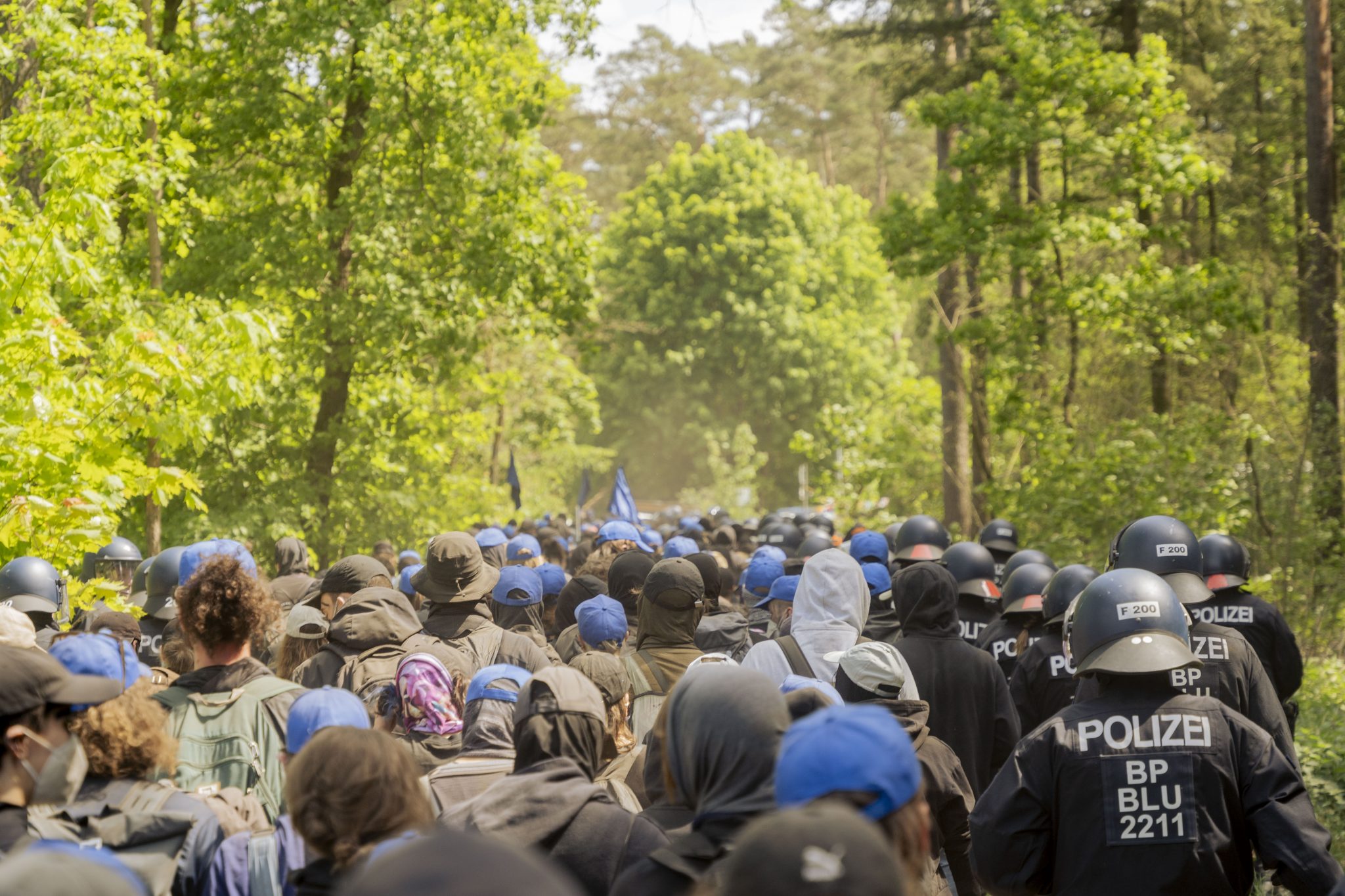 Am 10.05.2024 versuchten ca. 800 Aktivist*innen auf das Gelände der Gigafactory von Tesla zu gelangen. Auf ihrer Website schreiben sie hierzu: " Hier [Grünheide] markieren Aktivist*innen den Tesla Konzern als Verantwortlichen für Grundwasserverseuchung, Ressourcenraub und die Gefährdung von Menschen 

On May 10, 2024, around 800 activists tried to enter the Tesla Gigafactory site. On their website they write: " Here [Gruenheide] activists mark the Tesla company as responsible for groundwater contamination, resource theft and the endangerment of people