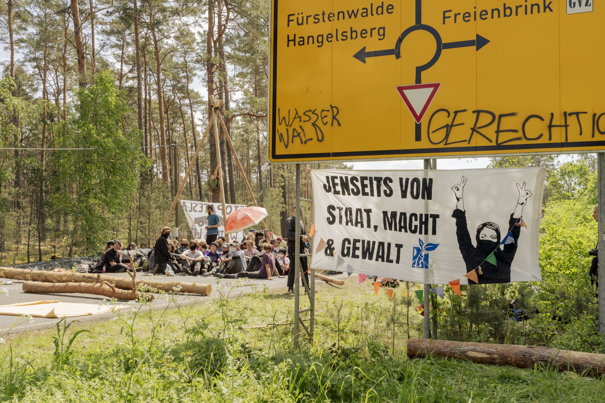 Am 10.05.2024 versuchten ca. 800 Aktivist*innen auf das Gelände der Gigafactory von Tesla zu gelangen. Auf ihrer Website schreiben sie hierzu: " Hier [Grünheide] markieren Aktivist*innen den Tesla Konzern als Verantwortlichen für Grundwasserverseuchung, Ressourcenraub und die Gefährdung von Menschen 

On May 10, 2024, around 800 activists tried to enter the Tesla Gigafactory site. On their website they write: " Here [Gruenheide] activists mark the Tesla company as responsible for groundwater contamination, resource theft and the endangerment of people