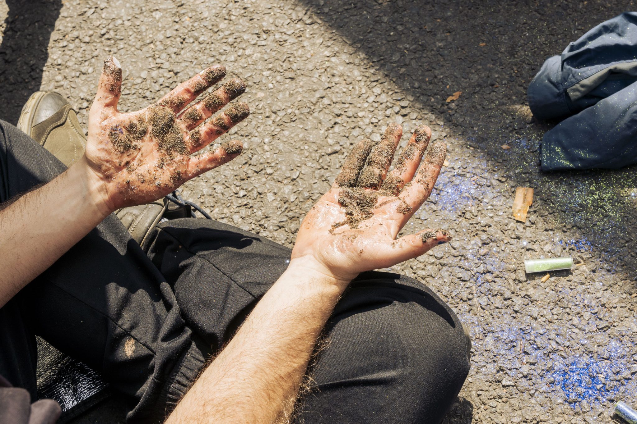 Am 10.05.2024 versuchten ca. 800 Aktivist*innen auf das Gelände der Gigafactory von Tesla zu gelangen. Auf ihrer Website schreiben sie hierzu: " Hier [Grünheide] markieren Aktivist*innen den Tesla Konzern als Verantwortlichen für Grundwasserverseuchung, Ressourcenraub und die Gefährdung von Menschen 

On May 10, 2024, around 800 activists tried to enter the Tesla Gigafactory site. On their website they write: " Here [Gruenheide] activists mark the Tesla company as responsible for groundwater contamination, resource theft and the endangerment of people