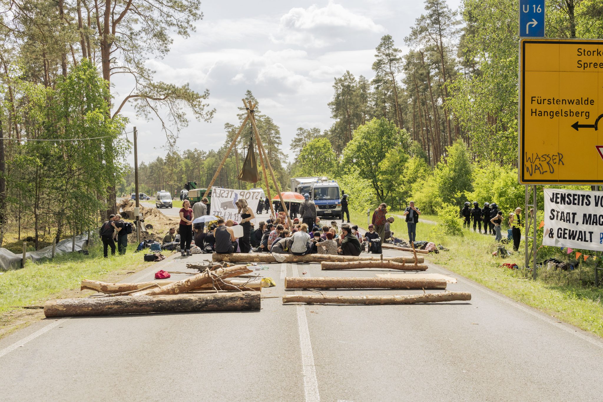 Am 10.05.2024 versuchten ca. 800 Aktivist*innen auf das Gelände der Gigafactory von Tesla zu gelangen. Auf ihrer Website schreiben sie hierzu: " Hier [Grünheide] markieren Aktivist*innen den Tesla Konzern als Verantwortlichen für Grundwasserverseuchung, Ressourcenraub und die Gefährdung von Menschen 

On May 10, 2024, around 800 activists tried to enter the Tesla Gigafactory site. On their website they write: " Here [Gruenheide] activists mark the Tesla company as responsible for groundwater contamination, resource theft and the endangerment of people