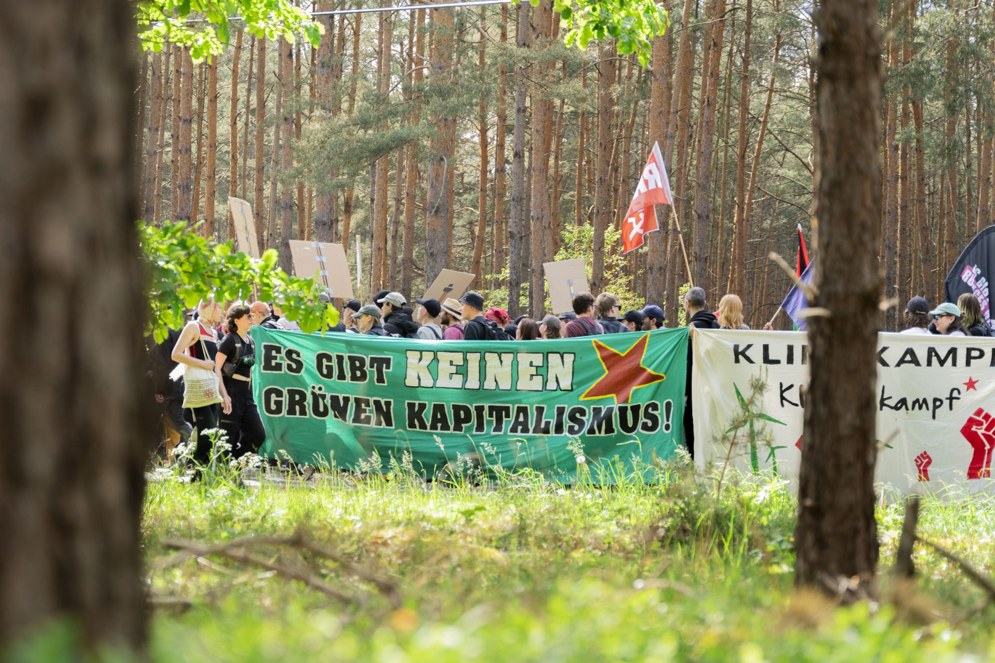 Am 11.05.2024, dem dritten Tag der Aktionstage von "Disrupt tesla",  bewegte sich ein Demonstrationszug in Richtung der Gigafactory von Tesla