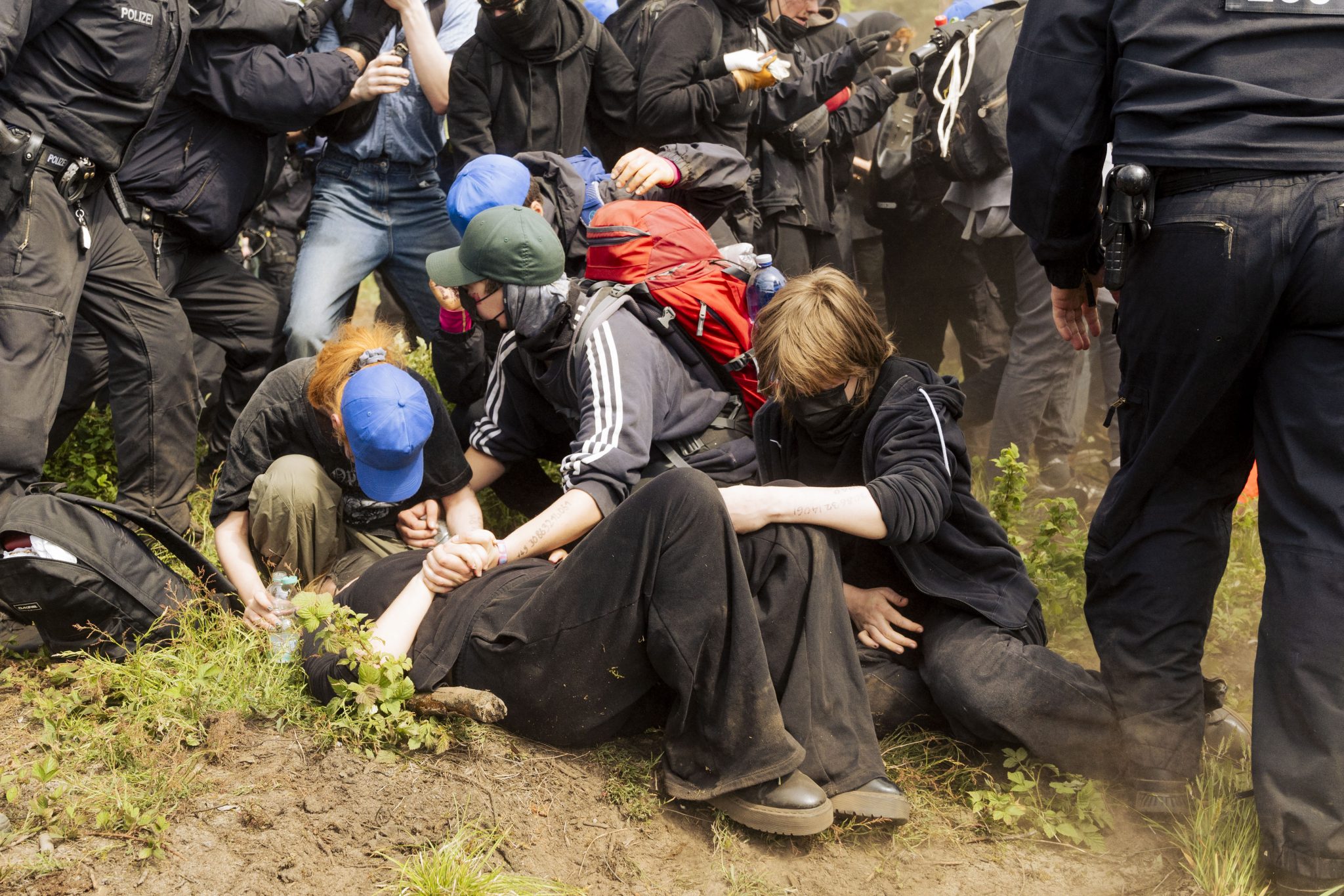 Am 10.05.2024 versuchten ca. 800 Aktivist*innen auf das Gelände der Gigafactory von Tesla zu gelangen. Auf ihrer Website schreiben sie hierzu: " Hier [Grünheide] markieren Aktivist*innen den Tesla Konzern als Verantwortlichen für Grundwasserverseuchung, Ressourcenraub und die Gefährdung von Menschen 

On May 10, 2024, around 800 activists tried to enter the Tesla Gigafactory site. On their website they write: " Here [Gruenheide] activists mark the Tesla company as responsible for groundwater contamination, resource theft and the endangerment of people