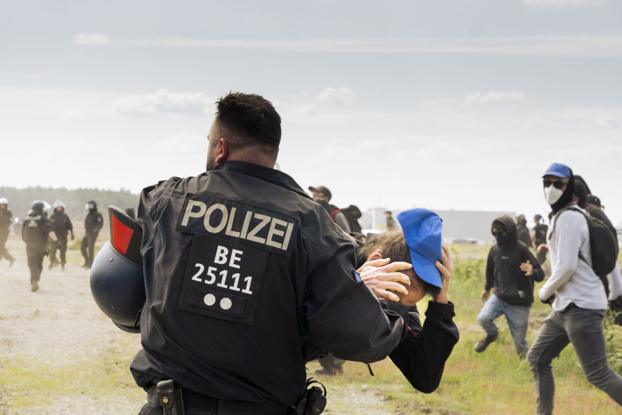 Am 10.05.2024 versuchten ca. 800 Aktivist*innen auf das Gelände der Gigafactory von Tesla zu gelangen. Auf ihrer Website schreiben sie hierzu: " Hier [Grünheide] markieren Aktivist*innen den Tesla Konzern als Verantwortlichen für Grundwasserverseuchung, Ressourcenraub und die Gefährdung von Menschen 

On May 10, 2024, around 800 activists tried to enter the Tesla Gigafactory site. On their website they write: " Here [Gruenheide] activists mark the Tesla company as responsible for groundwater contamination, resource theft and the endangerment of people